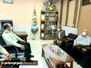 رئیس آموزشکده فنی و حرفه ای پسران گلپایگان به مناسبت هفته نیروی انتظامی از فرمانده انتظامی شهرستان تقدیر کرد. 3