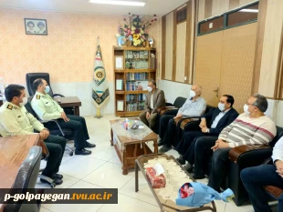 رئیس آموزشکده فنی و حرفه ای پسران گلپایگان به مناسبت هفته نیروی انتظامی از فرمانده انتظامی شهرستان تقدیر کرد. 4