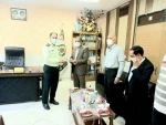 رئیس آموزشکده فنی و حرفه ای پسران گلپایگان به مناسبت هفته نیروی انتظامی از فرمانده انتظامی شهرستان تقدیر کرد. 5