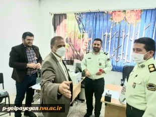 رئیس آموزشکده فنی و حرفه ای پسران گلپایگان به مناسبت هفته نیروی انتظامی از فرمانده انتظامی شهرستان تقدیر کرد. 6