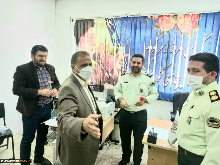 رئیس آموزشکده فنی و حرفه ای پسران گلپایگان به مناسبت هفته نیروی انتظامی از فرمانده انتظامی شهرستان تقدیر کرد. 6