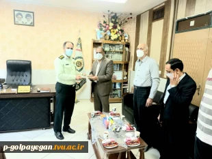 رئیس آموزشکده فنی و حرفه ای پسران گلپایگان به مناسبت هفته نیروی انتظامی از فرمانده انتظامی شهرستان تقدیر کرد. 7