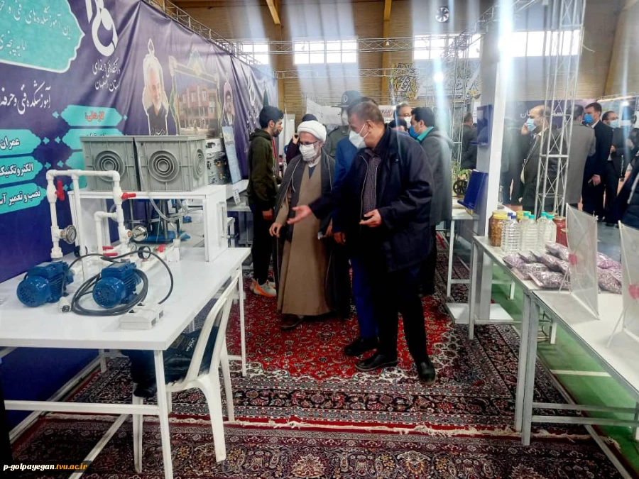 بازدید فرماندار و امام جمعه شهرستان گلپایگان از اولین نمایشگاه کارآفرینان برتر صنعت و دانشگاه 12