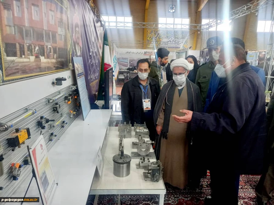 بازدید فرماندار و امام جمعه شهرستان گلپایگان از اولین نمایشگاه کارآفرینان برتر صنعت و دانشگاه 15