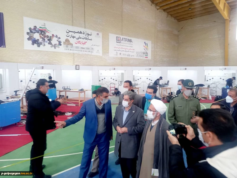 بازدید فرماندار و امام جمعه شهرستان گلپایگان از اولین نمایشگاه کارآفرینان برتر صنعت و دانشگاه 18