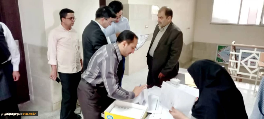 بازدید خادم زاده و خادمی پور از روند برگزاری امتحانات 


 7